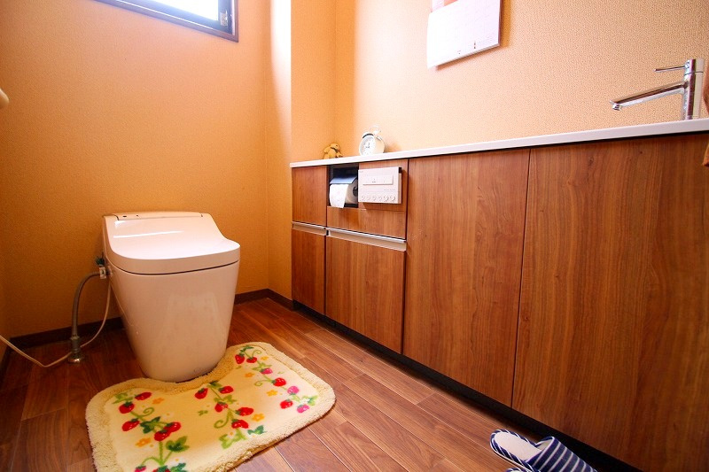安来町鉄骨造３階建建店舗付住宅のトイレ|リフォーム歴のあるトイレになります。現在アラウーノが設置されております♪