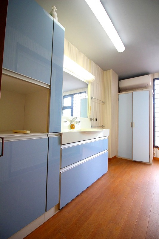 安来町鉄骨造３階建建店舗付住宅の洗面所|収納力及びワイドタイプの独立洗面台になります。