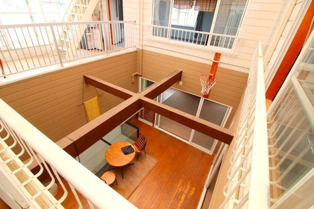 安来町鉄骨造３階建建店舗付住宅の中庭|3階より2階のテラスを見下ろす事も出来ます。屋根は透明仕様の折版になり、自然光が降り注ぐ仕様になります。