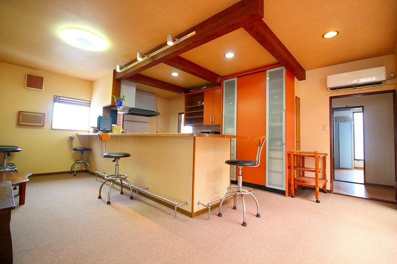 安来町鉄骨造３階建建店舗付住宅の居間・リビング|ダイニング空間になります。キッチンで調理をしながら、見渡すことの出来る設計になります。