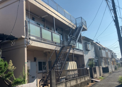 【外観】 | ジュネス相模原 | 家を建てる場合、方位は要チェックです。現実的に日当たりのよい家ならばリビングは南側、建築基準法でも北側に当たる家への配慮は求められています。土地を見学に行く際は、方位磁針を持って行くようにしましょう。