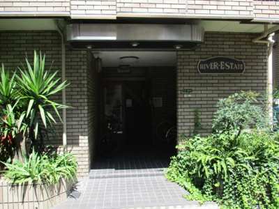 【エントランス】 | リバーエステート | きれいにお手入れされたエントランスです