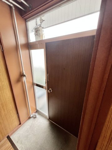 ホワイトマンションB棟の玄関