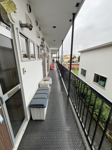 ホワイトマンションB棟のエントランス