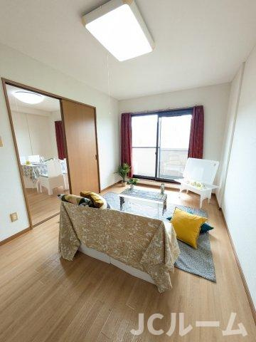 柏崎市西山町鬼王の賃貸マンションの居間・リビング