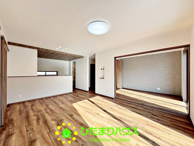 ワイウッドコート幸手市下川崎第1期　新築一戸建て　05の居間・リビング|洋室続きでより広くお使いいただけます！