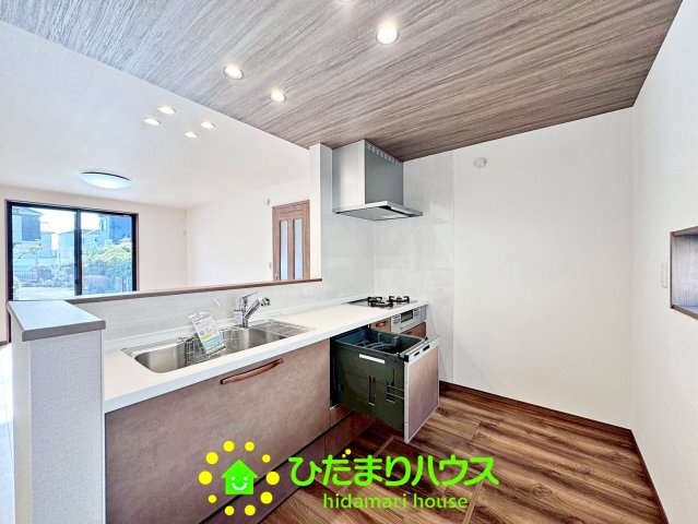 ワイウッドコート幸手市下川崎第1期　新築一戸建て　05のキッチン|お料理しながらリビングの様子もわかります！