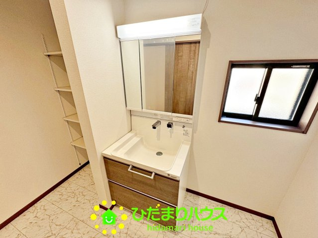 ワイウッドコート幸手市下川崎第1期　新築一戸建て　05の独立洗面台|三面鏡を開けば収納も非常に多いです！