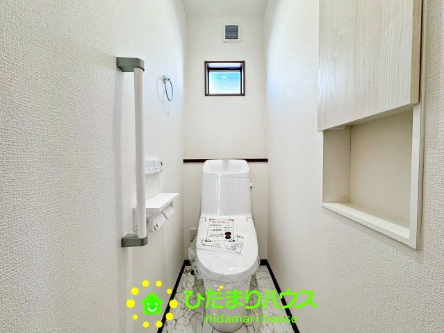 ワイウッドコート幸手市下川崎第1期　新築一戸建て　05のトイレ|落ち着きのある空間です！