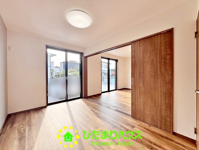 ワイウッドコート幸手市下川崎第1期　新築一戸建て　05の洋室|小さいお子様の遊び場にも！