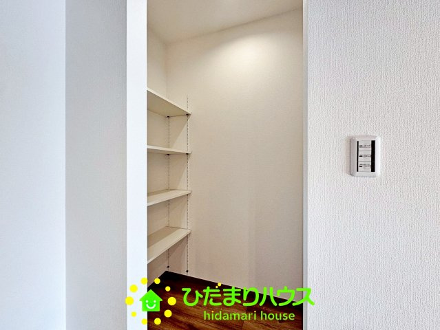 ワイウッドコート幸手市下川崎第1期　新築一戸建て　05の収納|玄関収納も多く、なんでも置けます！