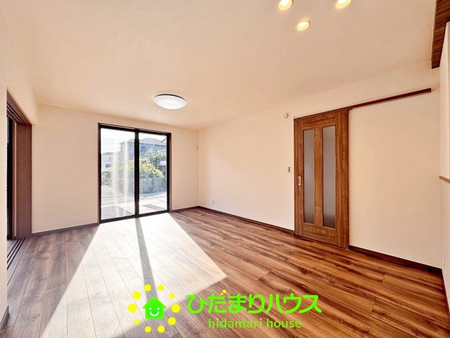 ワイウッドコート幸手市下川崎第1期　新築一戸建て　05の居間・リビング|ご家族の団欒スペースです！
