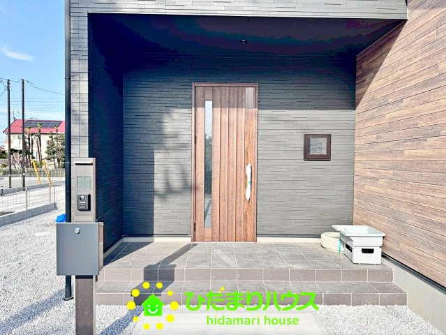 ワイウッドコート幸手市下川崎第1期　新築一戸建て　05の玄関|広い玄関ポーチで、雨も凌ます♪