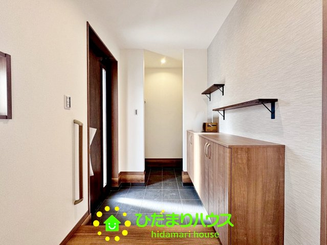 ワイウッドコート幸手市下川崎第1期　新築一戸建て　05の玄関|土間収納完備！アウトドア用品はこちらに！