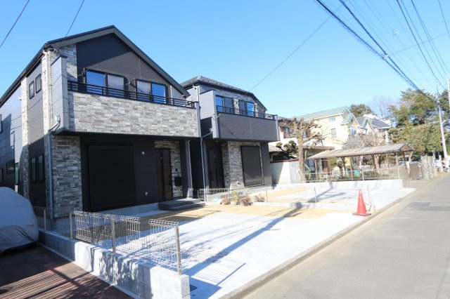 【FIT】東村山市萩山町３期の外観|並列２台駐車可能なカースペース（車種によります）。セカンドカー用として、自転車置き場や物置場として、お子様の遊ぶスペースとして、ゆとりある敷地だからこそ可能な多用途にご利用いただけます。