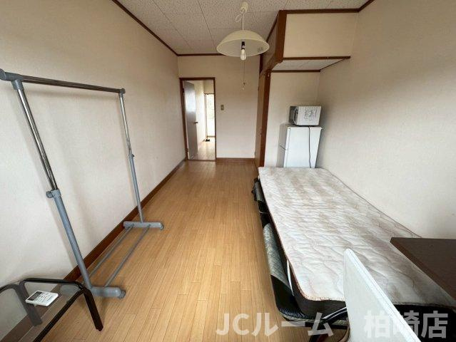 柏崎市大字上田尻のアパートの洋室|同建物内、同間取りの別の部屋の写真です