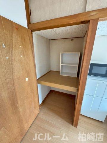 柏崎市大字上田尻のアパートの収納|同建物内、同間取りの別の部屋の写真です