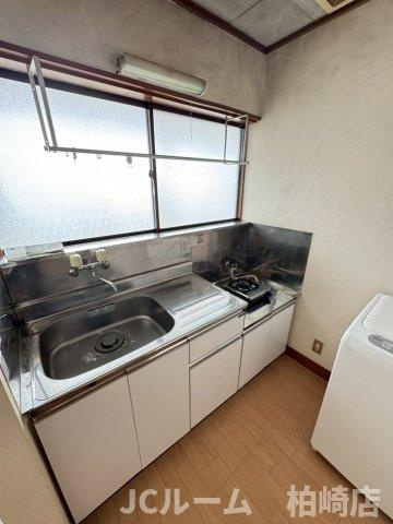 柏崎市大字上田尻のアパートのキッチン|同建物内、同間取りの別の部屋の写真です