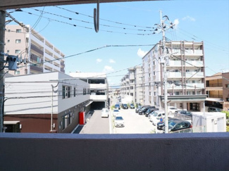 【展望】 | バルコニー前面はさえぎる高層ビルもなく、美しい青空の眺望が広がります