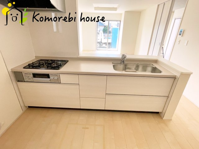 さいたま市北区吉野町　第2　新築一戸建て　リーブルガーデン　02のキッチン|広々LDKとつながるキッチンは、家族との会話を楽しみながら調理ができる設計です。