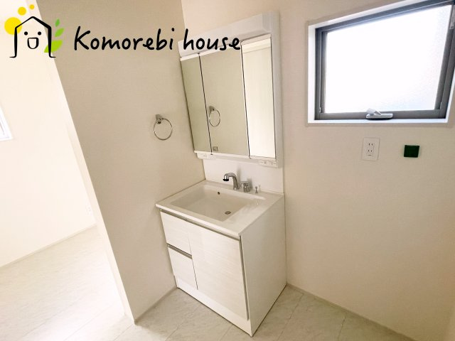 さいたま市北区吉野町　第2　新築一戸建て　リーブルガーデン　02の独立洗面台|白を基調とした清潔感のある洗面台。シンプルで上品なデザインが空間に明るさをプラスします。