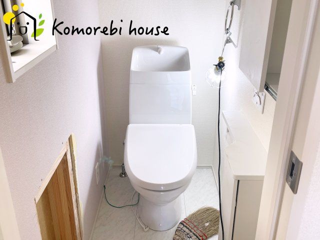 さいたま市北区吉野町　第2　新築一戸建て　リーブルガーデン　02のトイレ|温水洗浄機能（ウォシュレット）標準装備で、毎日のトイレ時間がより快適に。やさしい温水洗浄で清潔を保てるだけでなく、冬場のヒヤッと感を軽減する暖房便座も嬉しいポイント。