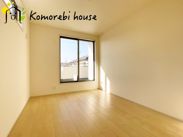 さいたま市北区吉野町　第2　新築一戸建て　リーブルガーデン　02の寝室|一日の疲れをゆっくり癒せる主寝室は、ベッドを置いてもゆとりある広さが魅力。収納完備で衣類もスッキリ収まり、静かで落ち着いた空間が快適な眠りをサポートします。