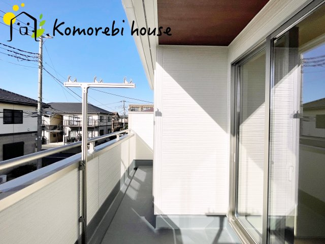 さいたま市北区吉野町　第2　新築一戸建て　リーブルガーデン　02のバルコニー|防水施工がしっかりと施されたバルコニーで、雨の日も安心。長く使える耐久性を備えたメンテナンスしやすい仕様です。