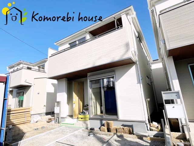 さいたま市北区吉野町　第2　新築一戸建て　リーブルガーデン　02の外観|明るい色合いで統一された外観が魅力の新築住宅。シンプルながら存在感があり、帰宅時に気分が上がるデザインです。周辺環境とも調和し、落ち着いた街並みに映える一邸です。