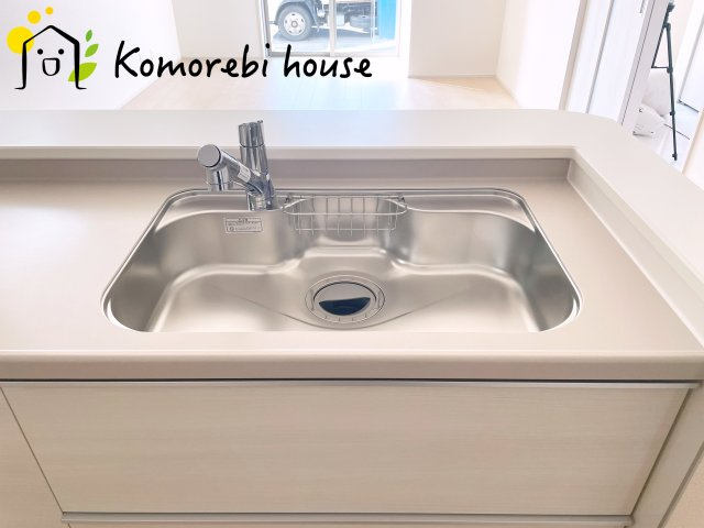 さいたま市北区吉野町　第2　新築一戸建て　リーブルガーデン　02のキッチン|浄水器一体型で、いつでも美味しいお水がそのまま使えるキッチンシンク。料理やコーヒーづくり、炊飯にも安心して利用でき、毎日の食卓が少し豊かに。