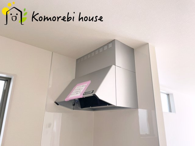 さいたま市北区吉野町　第2　新築一戸建て　リーブルガーデン　02のキッチン|吸引力の高いレンジフードが煙や匂いを素早く排出。揚げ物や炒め物も気兼ねなくでき、リビングに匂いを残しません。
