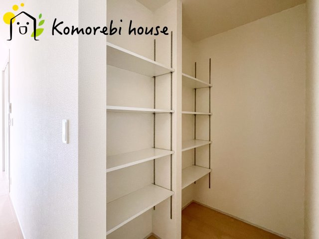 さいたま市北区吉野町　第2　新築一戸建て　リーブルガーデン　02の収納|パントリーや収納付きで、キッチン周りがいつもスッキリ。家事の効率もアップする便利な空間です。