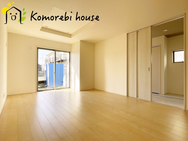 さいたま市北区吉野町　第2　新築一戸建て　リーブルガーデン　02の居間・リビング|縦に広がるLDKは、空間を効率的に使える設計。キッチンからリビング、ダイニングまで家族の気配を感じられます。