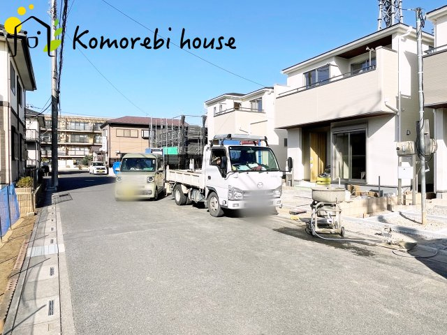 さいたま市北区吉野町　第2　新築一戸建て　リーブルガーデン　02の前面道路含む現地写真|前面道路は幅員ゆったりで車の出し入れもスムーズ。静かな住宅街に建つ新築戸建てです。