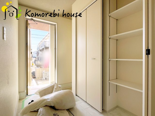 さいたま市北区吉野町　第2　新築一戸建て　リーブルガーデン　02の玄関|明るく使いやすい玄関で、家族の生活をスムーズに。収納や導線も配慮された万能空間です。