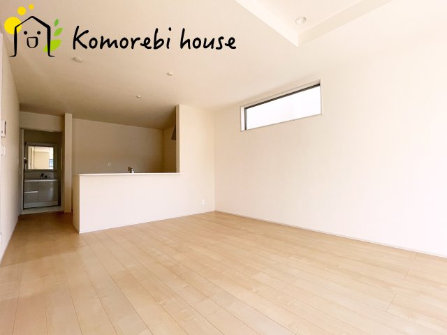 さいたま市北区吉野町　第2　新築一戸建て　リーブルガーデン　02の居間・リビング|高性能窓と断熱材を採用したLDKで、冷暖房効率アップ。家族が集まる時間も快適に過ごせるリビングです。