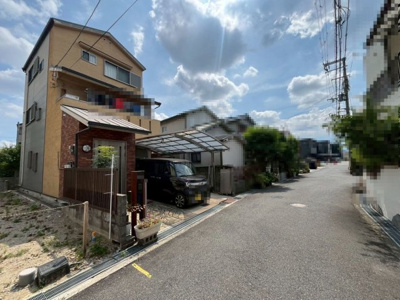 【前面道路含む現地写真】 | 上　中古一戸建 | 全室２面採光！明るい室内は、風通しも良く、大変居心地の良い空間となっております♪爽やかな風を感じて起きる朝は、快適生活の始まりに！