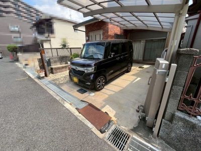 【駐車場】 | 上　中古一戸建 | 玄関にシューズボックスありますよ！玄関周りもスッキリ片付きますね♪