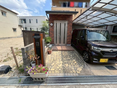 【エントランス】 | 上　中古一戸建 | 現地見学当日から承っております♪現地周辺の環境や、駅までの道のりなど周辺環境も合わせてご確認いただき、ぜひご検討ください！