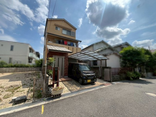 上　中古一戸建の前面道路含む現地写真|【ＬＤＫ約１８帖】３面採光のリビングは、陽光あふれる明るい空間です！居心地良く、ご家族皆がゆったり寛げる憩いの空間となりそうです♪