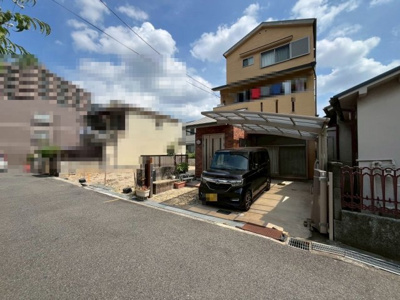 【前面道路含む現地写真】 | 上　中古一戸建 | お料理に集中しやすい壁付けキッチンです！キッチンに窓がるので、換気しやすく明るいキッチンです！
