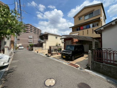 【前面道路含む現地写真】 | 上　中古一戸建 | 浴室に窓が付いているので、換気ができて湿気やカビ防止になりますよ！