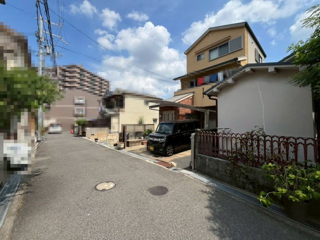 上　中古一戸建の前面道路含む現地写真|ゆとりのある洗面室ですよ！朝の身支度もスムーズにできますね♪