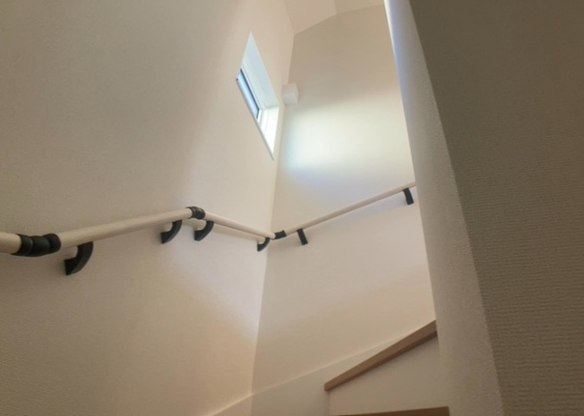 【内装】 | 建物の上下階の通路である階段は、その位置によって動線や室内の印象が大きく左右されます。手摺にも重要な役割があり、転倒の防止・歩行や動作を円滑にして日常生活を支えることを主な目的として設置されています。