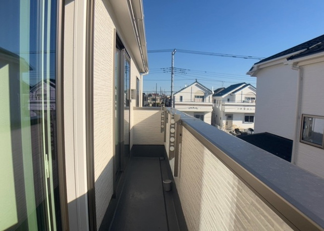 【バルコニー】 | バルコニーは、室外の専用スペースのうち、「屋根がなく開放された空間」であるものを指します。ベランダより広いタイプのものが多く、日当たりもよいため家庭菜園などを楽しみたい人にとって適した環境となります。