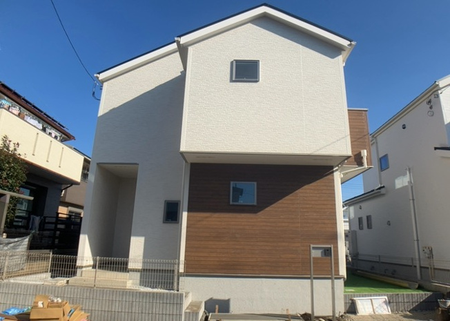 【外観】 | ついに完成致しました！現地をご見学に行く際は、道路の幅や周辺の交通量、施設などをご確認頂くことをおすすめします！物件の流れが早いため、内見をしたい方はお早めに当社営業までお問い合わせ頂きご予約下さい！