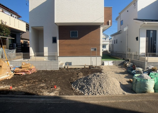 【駐車場】 | 駐車場と明記されていても、最小スペースでつくられた駐車場だと大型車は駐車できなかったり、出入りしにくくなったりする可能性があります。お車のサイズと購入したい物件の駐車場のサイズを現地で確認しましょう。