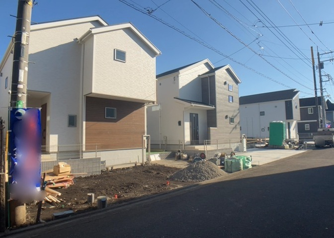 【前面道路含む現地写真】 | お持ちの車種によっては前面道路が広い方が便利でしょう。しかし、前面道路が広ければその分交通量が多くなるため、騒音などが気になる場合があります。実際に現地を見学し、周辺交通量や騒音などを確認しましょう！