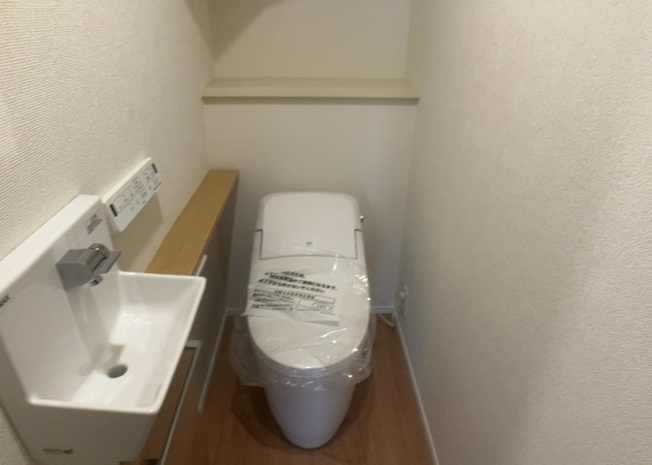 【トイレ】 | トイレは大きさや形、機能、抗菌性などが異なる多種多彩なタイプが各メーカーから出ています。それぞれに良さがあるため、事前にどういったタイプのトイレがいいのかをご家庭内で決めて、内見に行くといいでしょう。