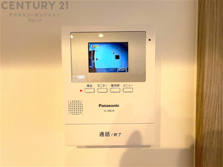 訪問者が来たときにテレビ画面で確認できるため、安心してドアを開けられます。録画機能があるものもあり、留守中に来訪者を記録しておくことができます。利便性が高く、セキュリティ面でも安心です